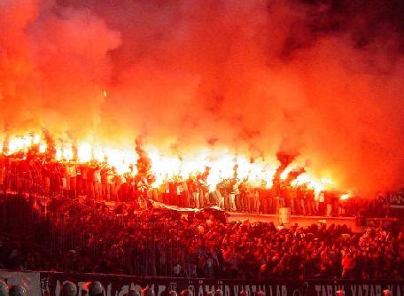 "Futbol Maçlarında Taraftarların Rolü"